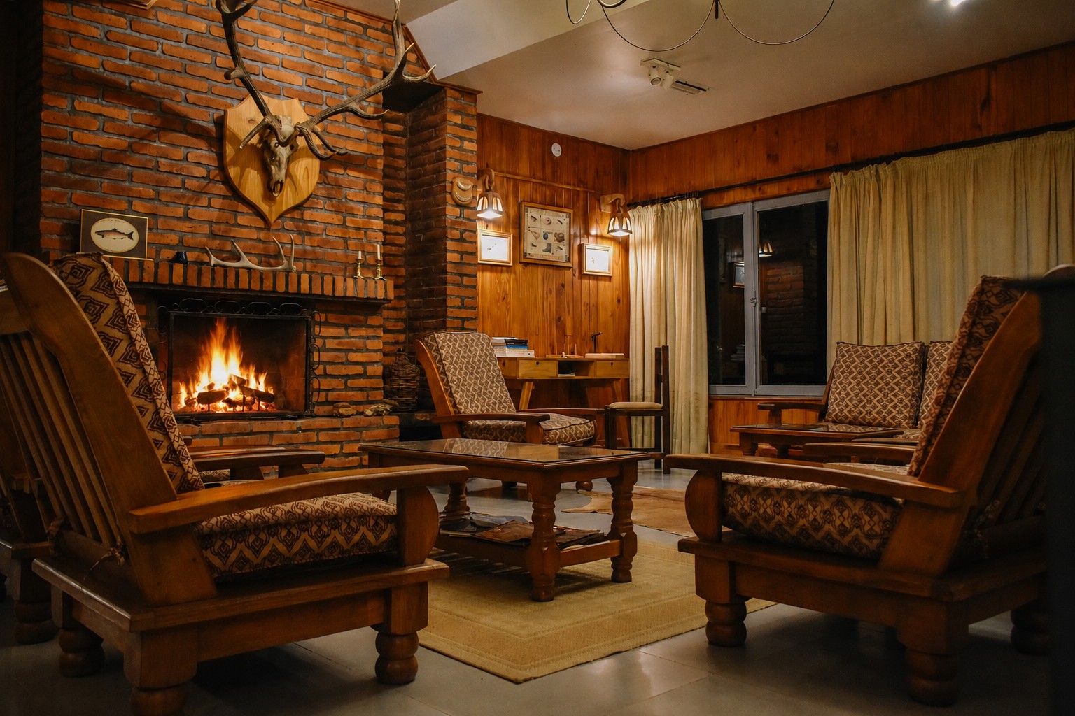 Rahue House Lodge Fireplace & Main Lounge