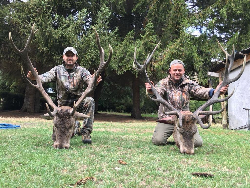 Dos cazadores con sus trofeos de ciervo mayor en Freecast Patagonia